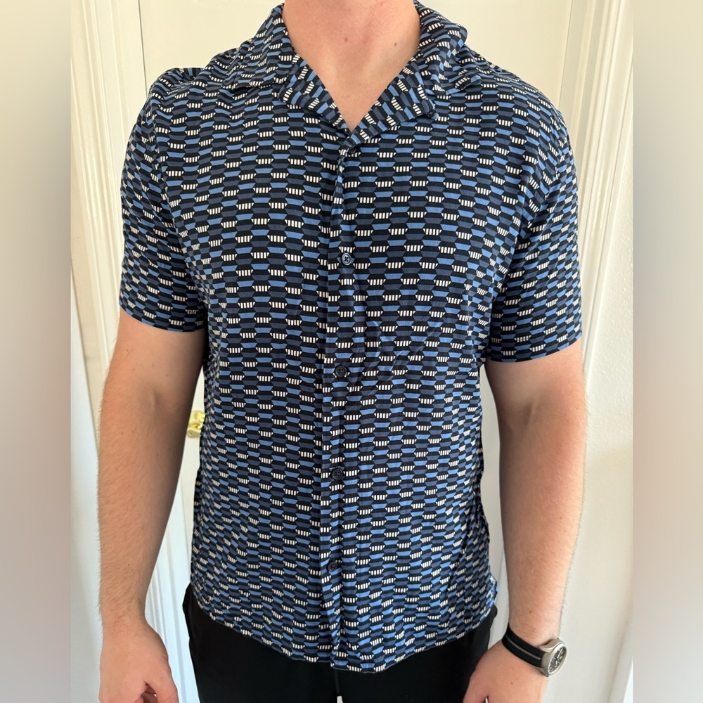 Express. 100% viscose. Camp collar. Large